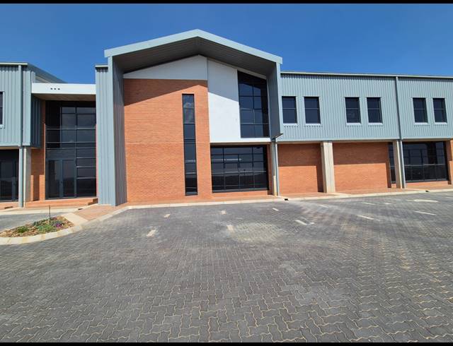 800M² WAREHOUSE TO LET IN LONGLAKE